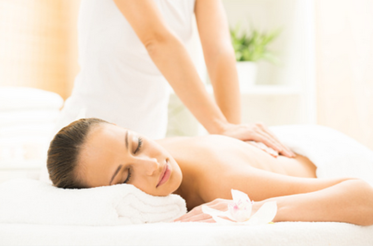 Ganzkörpermassage mit Edelsteinen