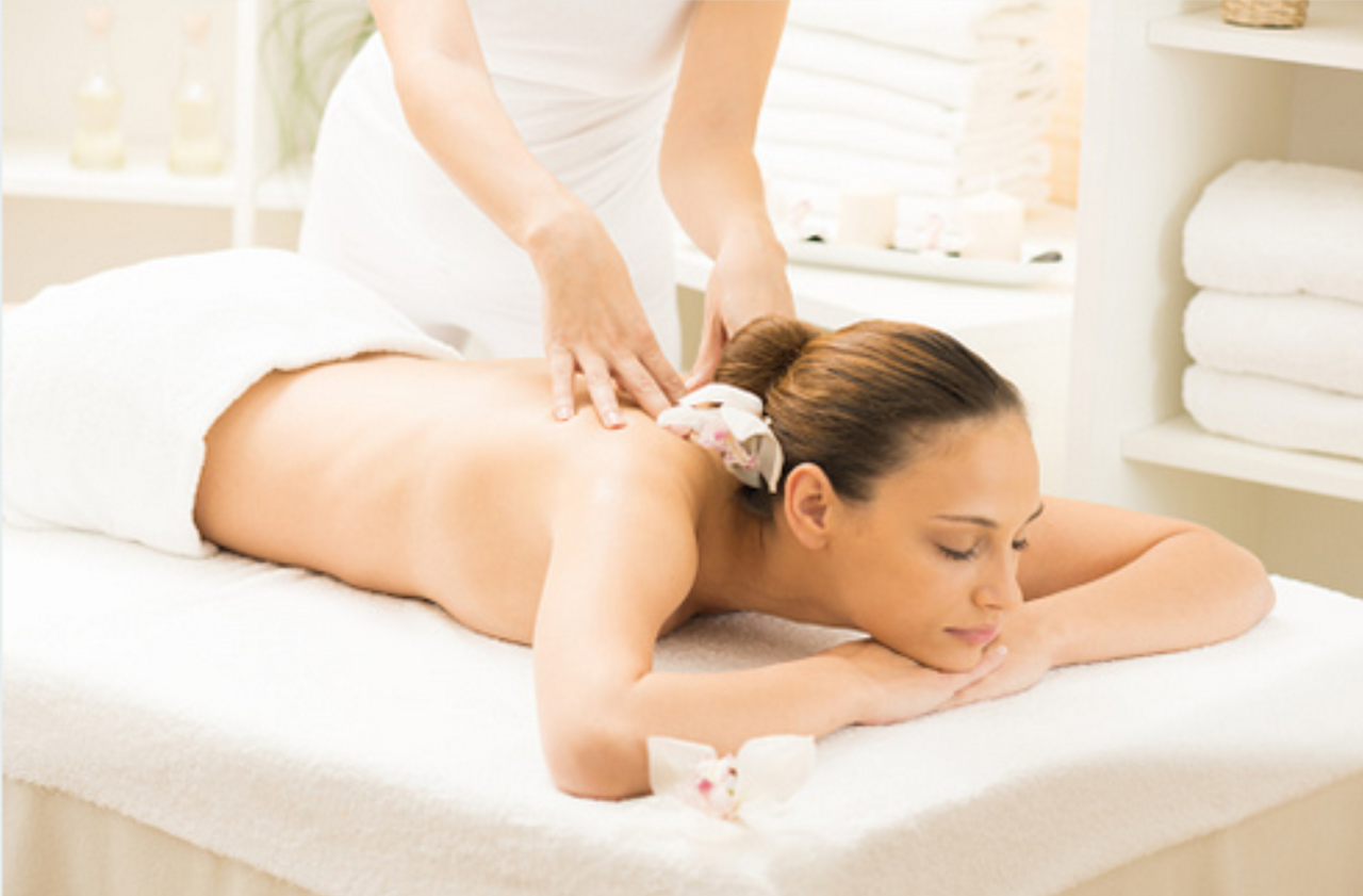 Rückenmassage mit Edelsteinen